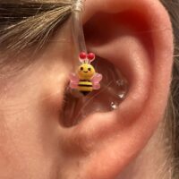 Nelly, die Biene – Hörgeräteschmuck für Kinder