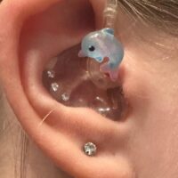 Maleia, der blaue Delfin – Hörgeräteschmuck für Kinder 3 Maleia Delfin