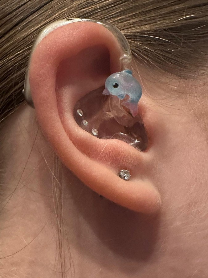 Maleia, der blaue Delfin – Hörgeräteschmuck für Kinder 2 Maleia, der blaue Delfin – Hörgeräteschmuck für Kinder – Bild 2