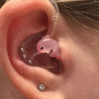 Maleia, der rosa Delfin – Hörgeräteschmuck für Kinder 2 Maleia Delfin rosa