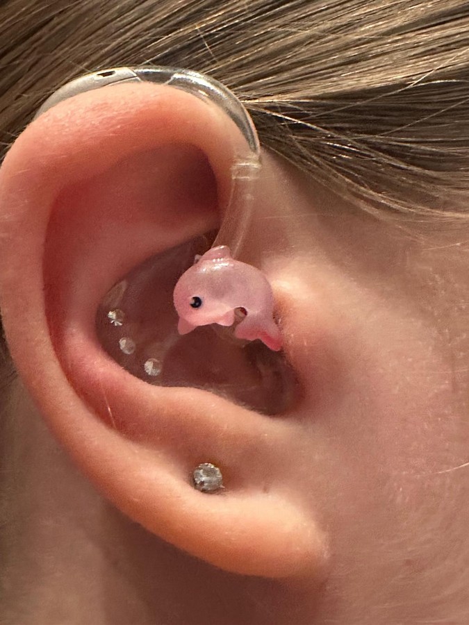 Maleia, der rosa Delfin – Hörgeräteschmuck für Kinder 2 Maleia, der rosa Delfin – Hörgeräteschmuck für Kinder – Bild 2