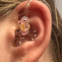 Nila, das Seepferdchen – Hörgeräteschmuck für Kinder 4 Nila Seepferdchen 1