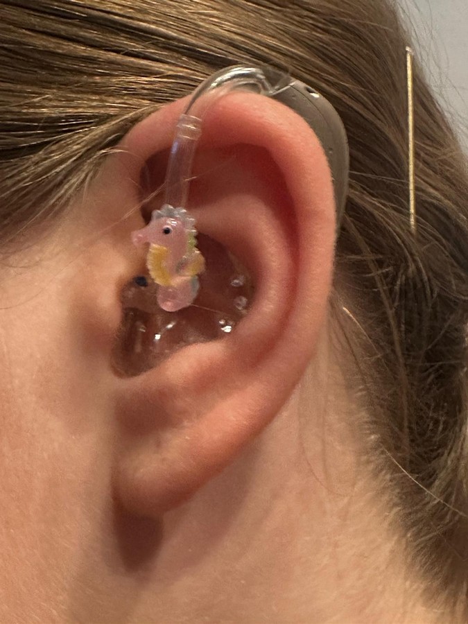 Nila, das Seepferdchen – Hörgeräteschmuck für Kinder 2 Nila, das Seepferdchen – Hörgeräteschmuck für Kinder – Bild 2