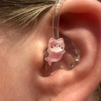 Pimky, die Katze – Hörgeräteschmuck für Kinder 5 Pimky katze 2