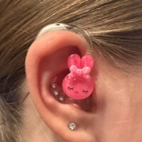 Hörgeräte Kinder Schmuck - Hase mit Schleife – pink