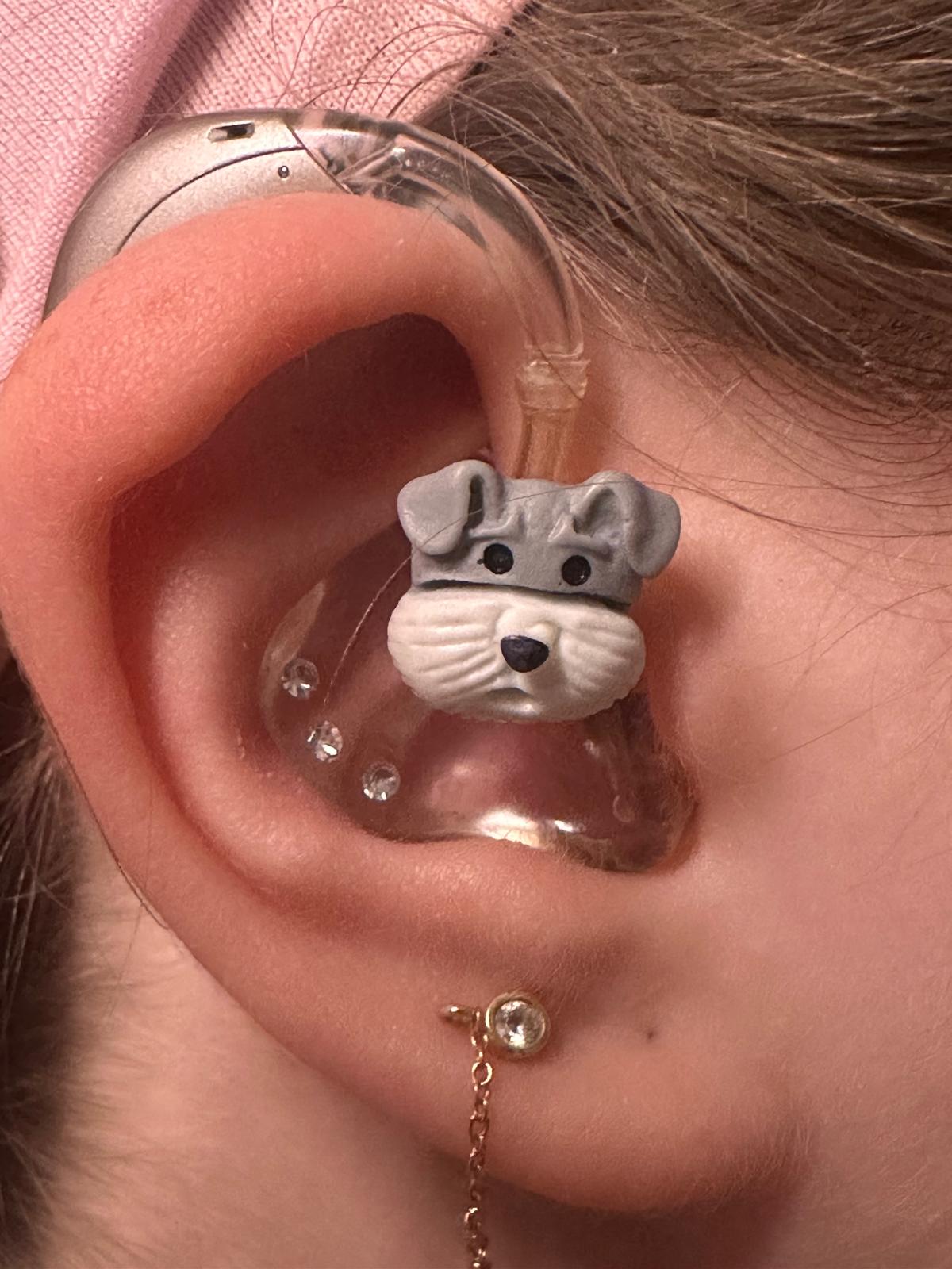 Wuff, der Hund - Hörgeräte Schmuck für Kinder 1 Wuff, der Hund - Hörgeräte Schmuck für Kinder