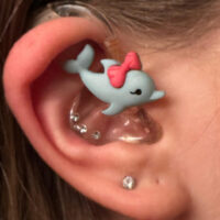 Delfin mit Schleife – Hörgeräteschmuck für Kinder 3 DElfin 2