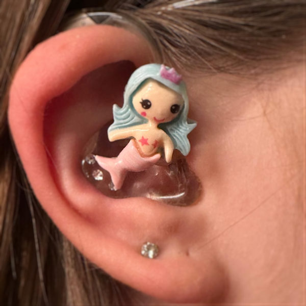 Hörgeräte Kinder Schmuck - kleine Meerjungfrau hellblau-rosa 1 Hörgeräte Kinder Schmuck - kleine Meerjungfrau hellblau-rosa