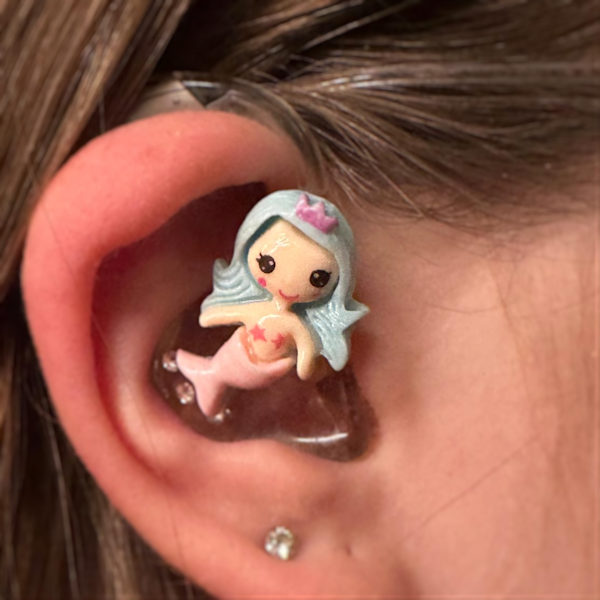 Hörgeräte Kinder Schmuck - kleine Meerjungfrau hellblau-rosa 2 Hörgeräte Kinder Schmuck - kleine Meerjungfrau hellblau-rosa – Bild 2