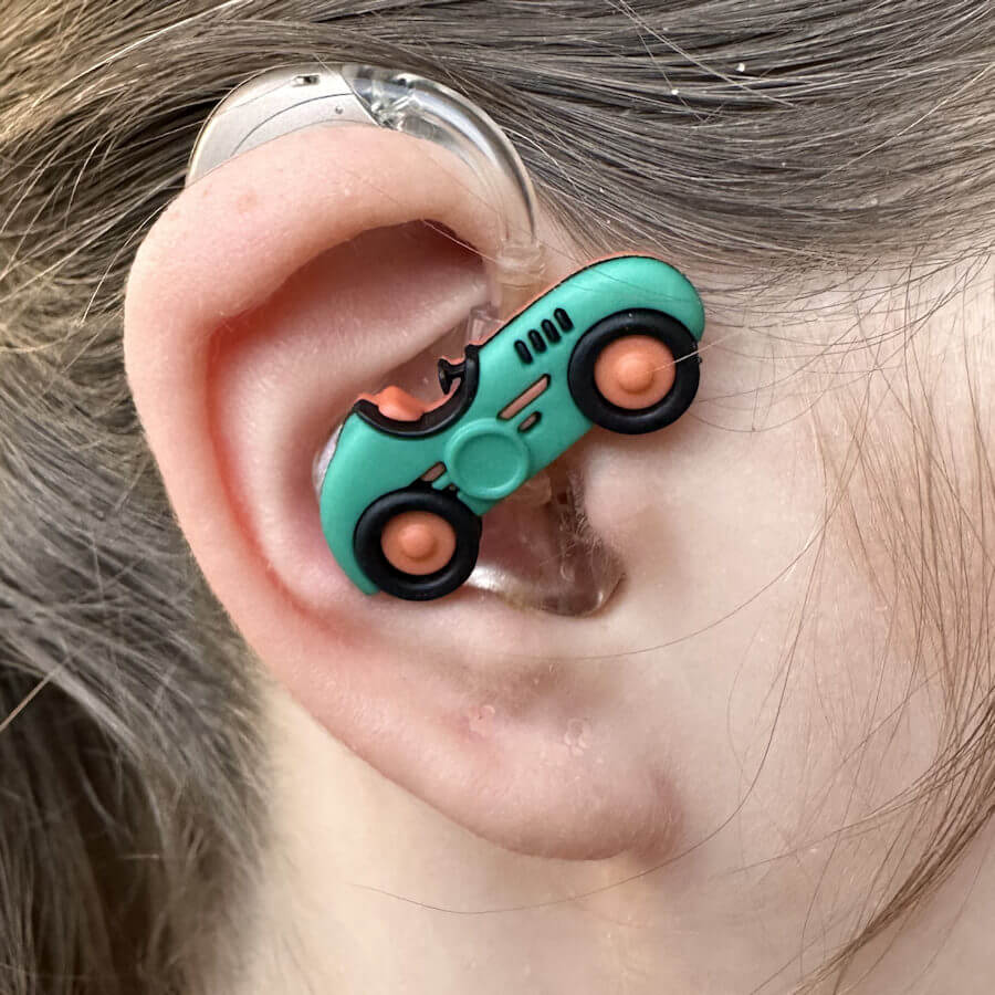 Rennauto Hörgeräteschmuck für Kinder – verschiedene Farben 2 Rennauto Hörgeräteschmuck für Kinder – verschiedene Farben – Bild 2