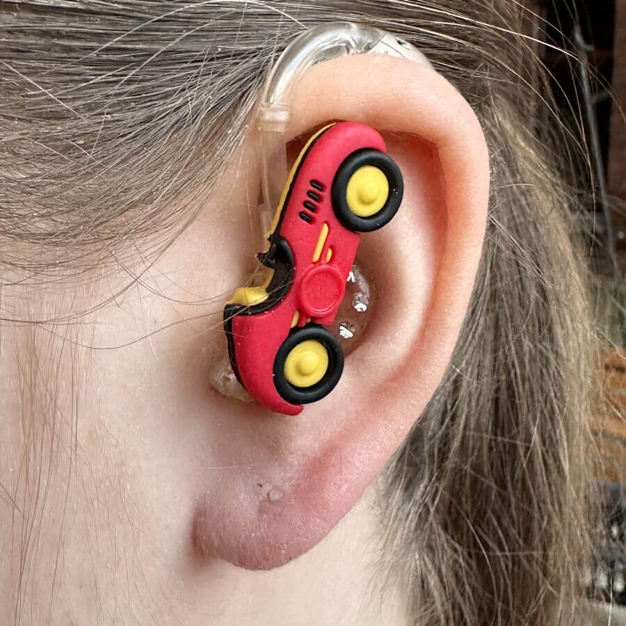 Rennauto Hörgeräteschmuck für Kinder – verschiedene Farben 1 Rennauto Hörgeräteschmuck für Kinder – verschiedene Farben