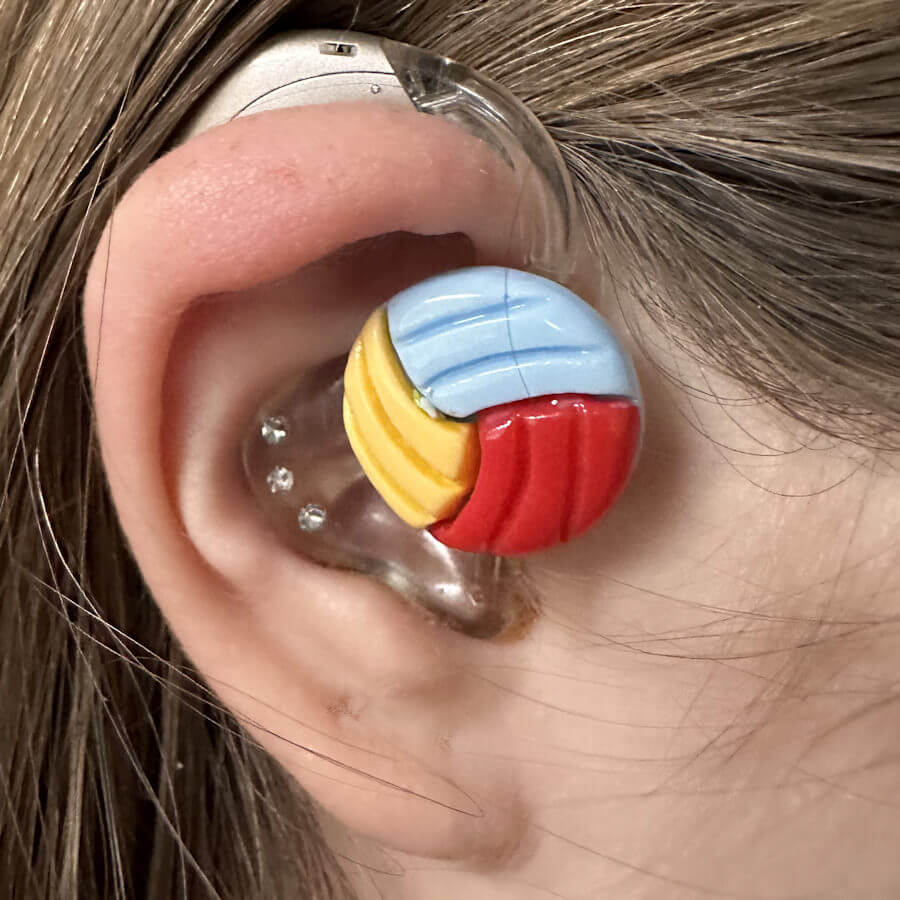 Bunter Ball Hörgeräteschmuck für Kinder 1 Bunter Ball Hörgeräteschmuck für Kinder