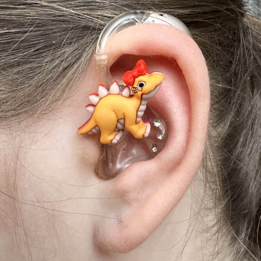 Dino Mädchen - orange - Hörgeräteschmuck für Kinder 2 Dino Mädchen - orange - Hörgeräteschmuck für Kinder – Bild 2