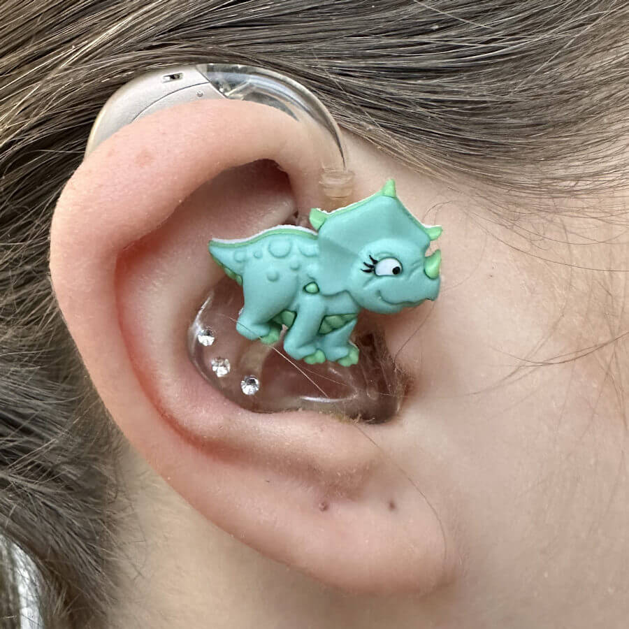 Dino - Triceratops - türkis Hörgeräteschmuck für Kinder 1 Dino - Triceratops - türkis Hörgeräteschmuck für Kinder