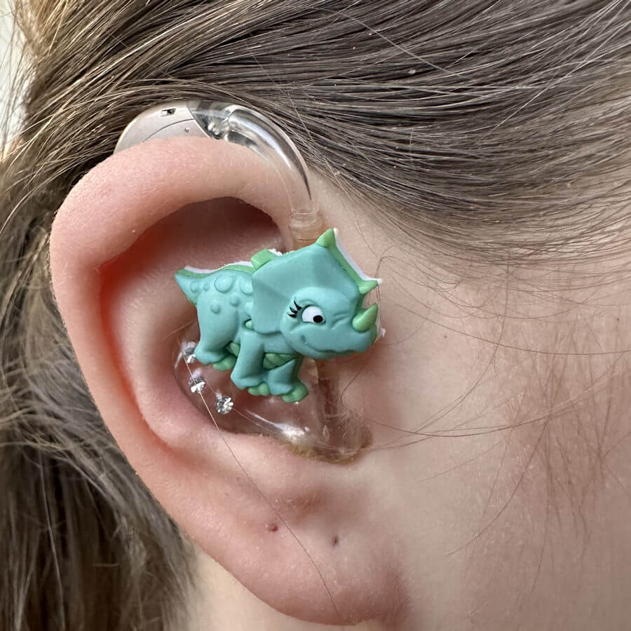 Dino - Triceratops - türkis Hörgeräteschmuck für Kinder 3 Dino - Triceratops - türkis Hörgeräteschmuck für Kinder – Bild 3
