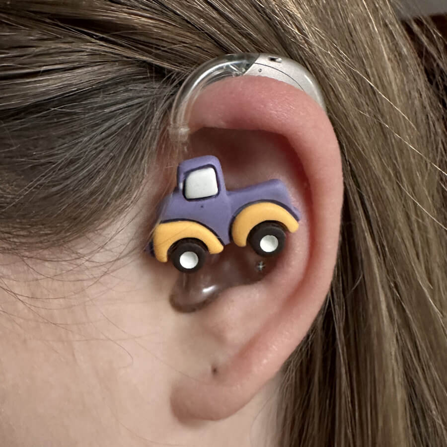 Kleiner lila LKW Hörgeräteschmuck für Kinder 1 Kleiner lila LKW Hörgeräteschmuck für Kinder