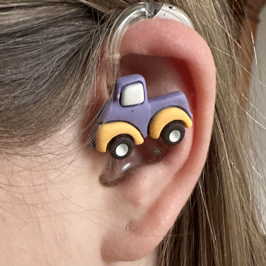 Kleiner lila LKW Hörgeräteschmuck für Kinder 2 Kleiner lila LKW Hörgeräteschmuck für Kinder – Bild 2